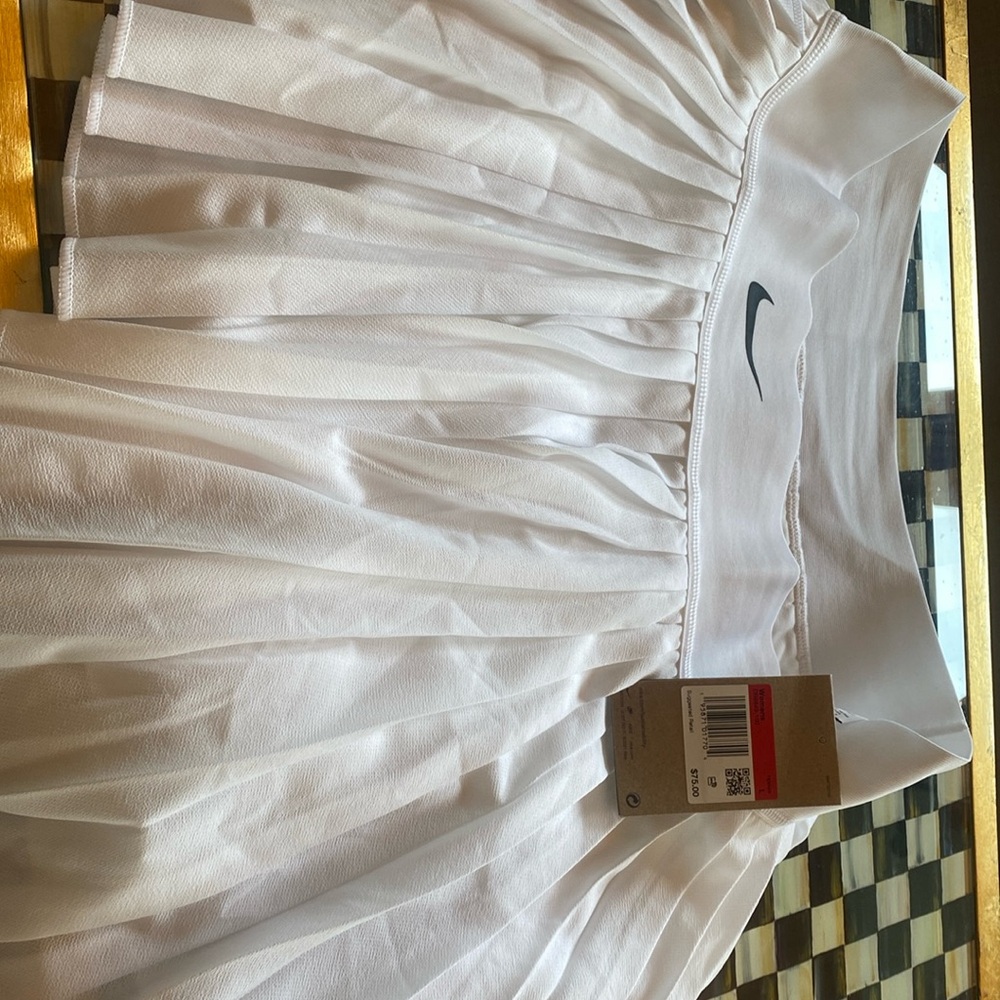 Woman's L tennis skirt.  Runs smaller